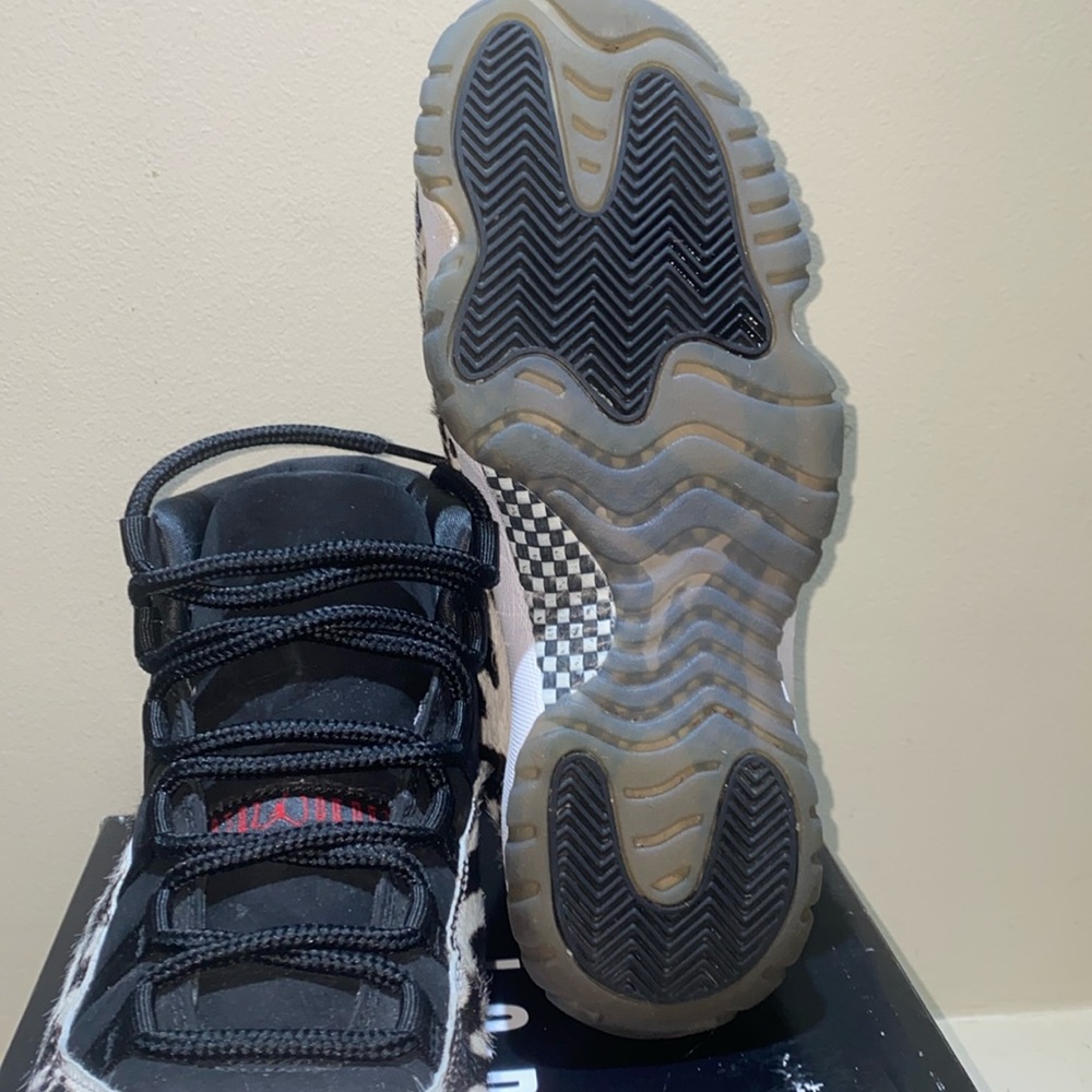 Product Details
Style
AR0715-010
Colorway
BLACK/RED-SAIL-WHITE
Retail Price
$225